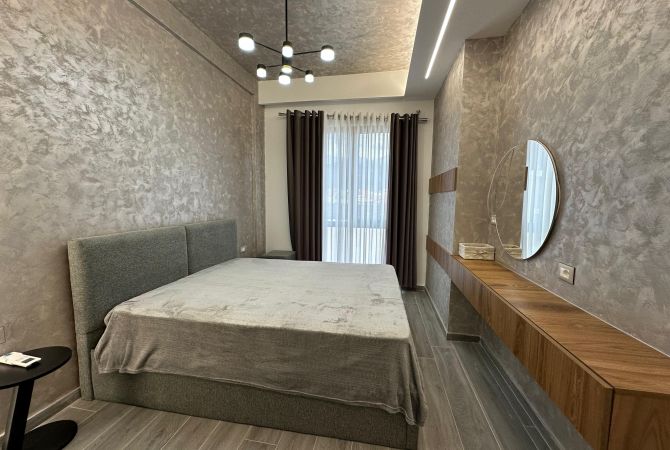 Jepet me Qira Apartament 2+1+2+2 poste parkimi te Shkolla e Kuqe