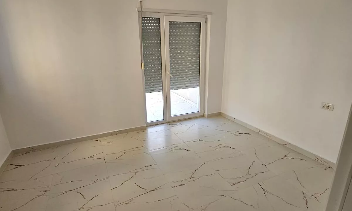  Jepet me Qira  Ambient biznesi ne Qender prane Kafe Flora