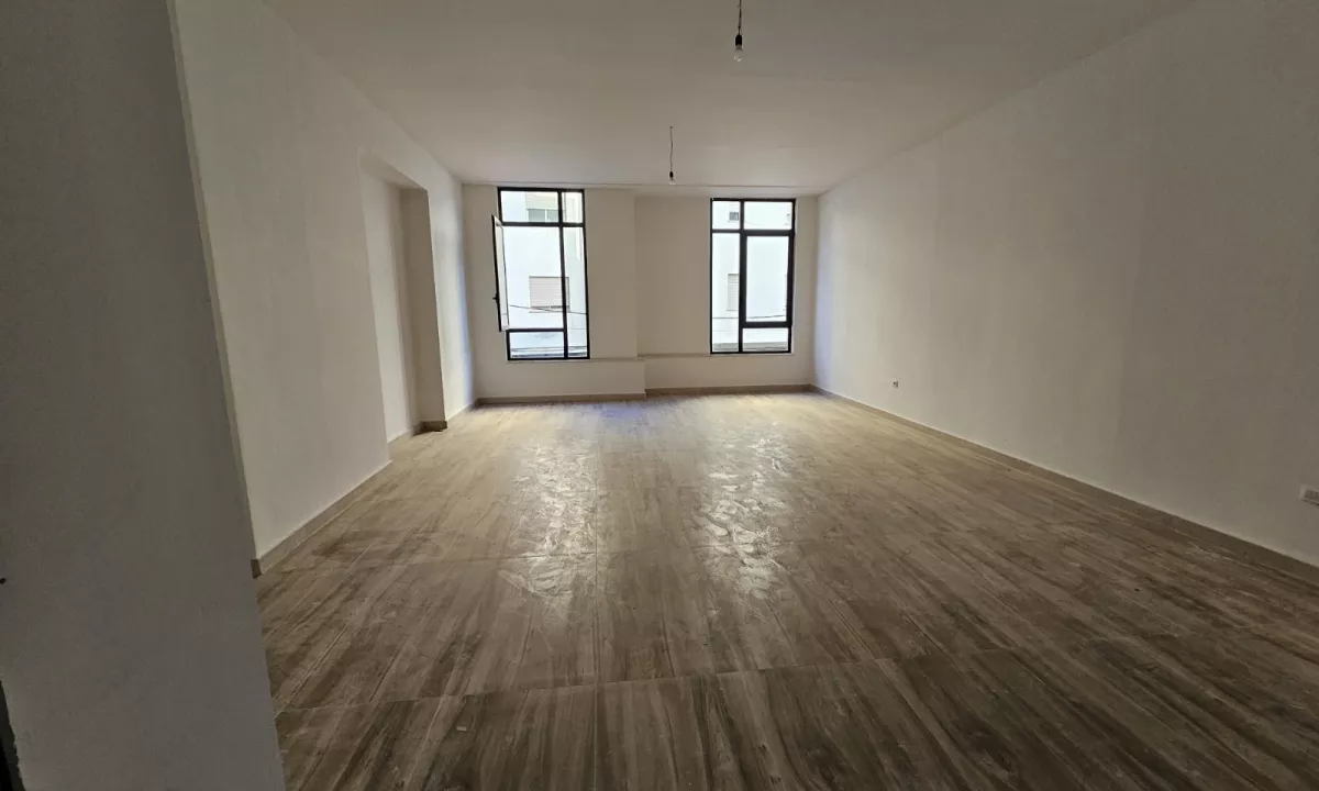 🏢 Zyre Open Space me Qira – Kafe Flora, Qender