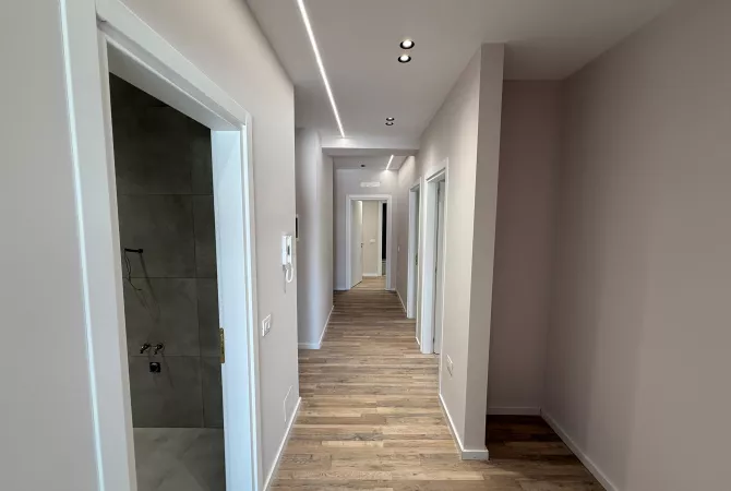 Shtepi ne shitje Apartament ne Tirane, 3+1, Mobilimi Bosh, pa mobiluar, Pagesa 311,175  Euro.