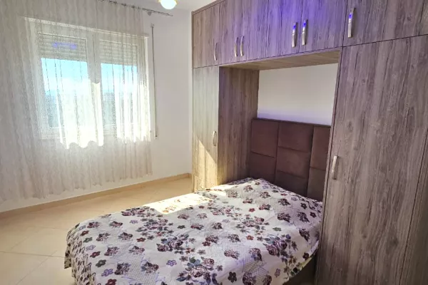 Shtepi me qera Apartament ne Tirane, 3+1, Mobilimi E mobiluar, Pagesa 750  Euro.
