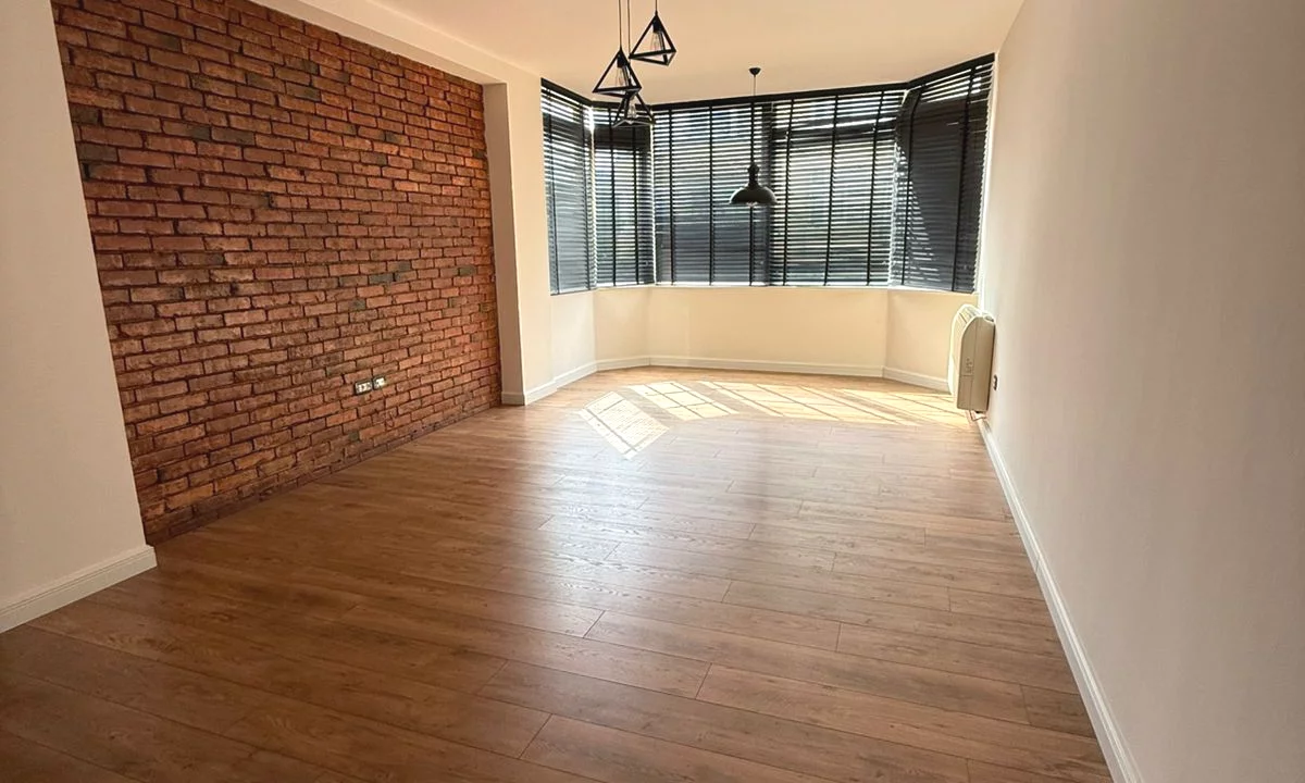 🏢 Ambient per Zyra me Qira 2+1+2 – Komuna e Parisit, 📍