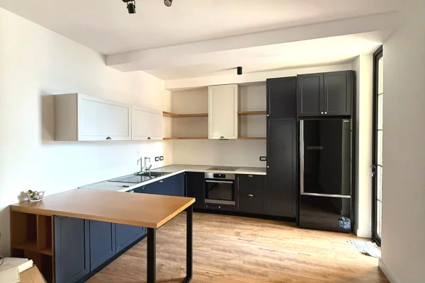 Business Property for Rent 3+1 in Tirana - 997 Euro