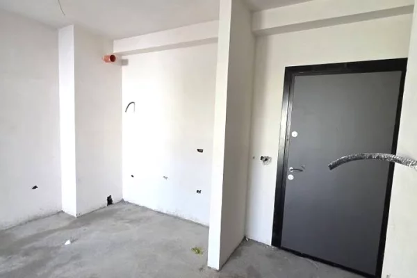 🏡 SHITET APARTAMENT 1+1 – PRANË SPITALIT AMERIKAN 2, RRUGA E DIBRËS