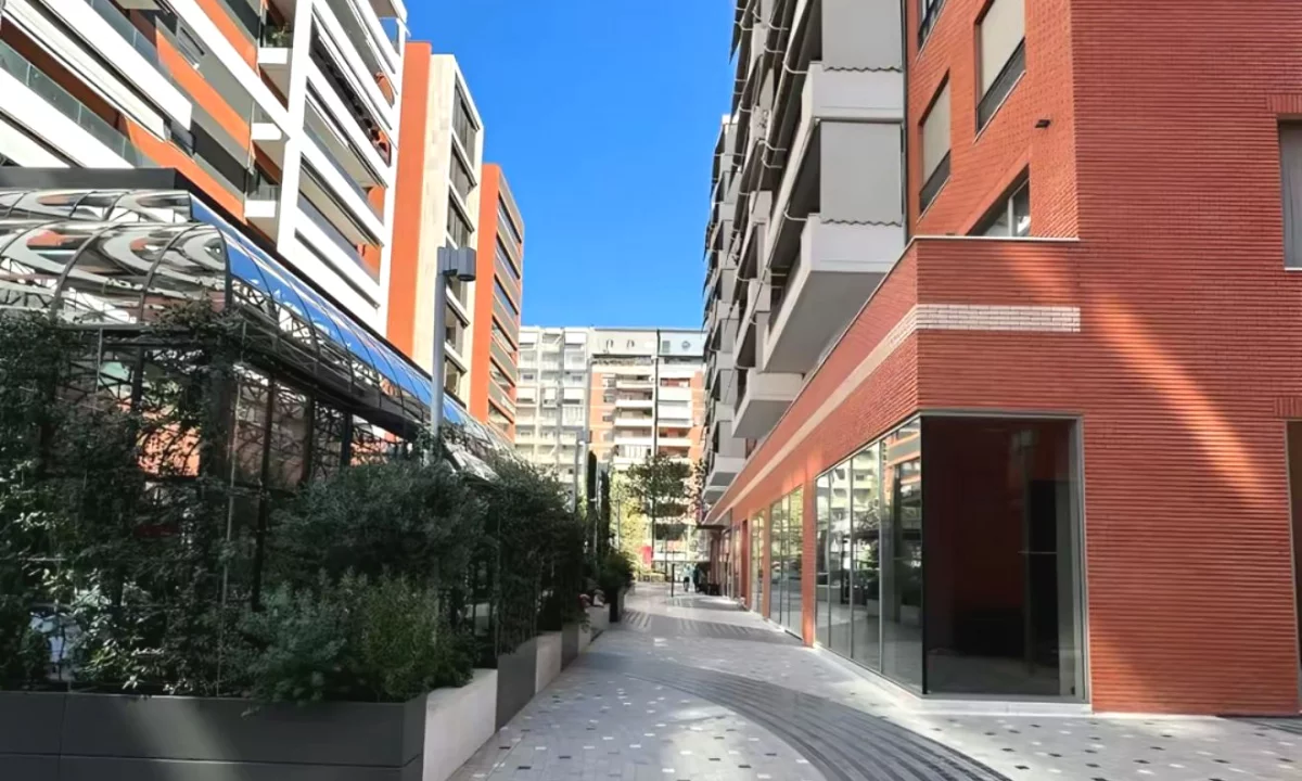 Jepet me Qira Dyqan Komercial ne Kompleksin Delijorgji,