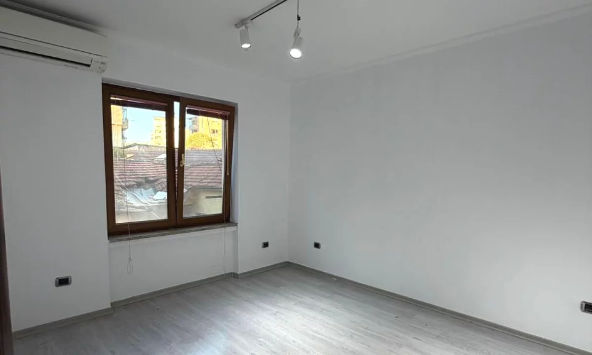 🏢 Ambient Biznesi per Qira – Rruga e Durresit, Buze Rruge 📍