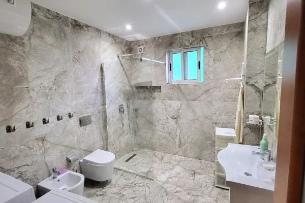 Shtepi me qera Apartament ne Tirane, 3+1, Mobilimi E mobiluar, Pagesa 700  Euro.