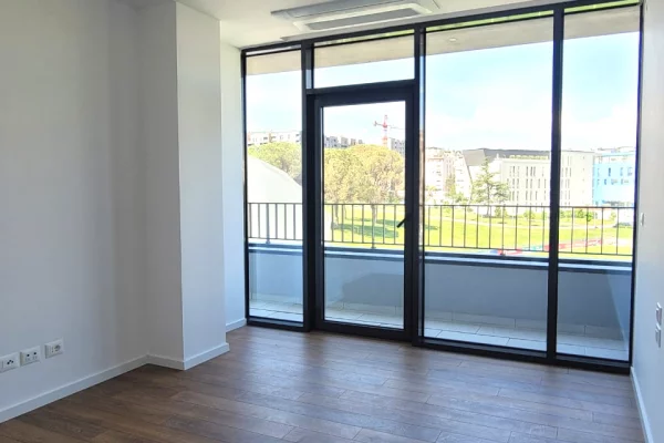 🏢 AMBIENT BIZNESI me 3 ambiente pune + nje post parkim ME QIRA – LAKE VIEW