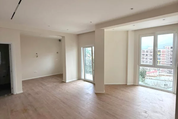 Shtepi ne shitje Apartament ne Tirane, 1+1, Mobilimi Bosh, pa mobiluar, Pagesa 91,400  Euro.