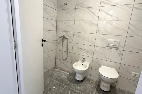Shtepi ne shitje Apartament ne Tirane, 2+1, Mobilimi Bosh, pa mobiluar, Pagesa 182,997  Euro.