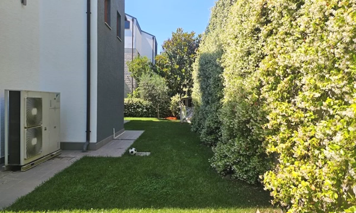 Shtepi me qera Vila Luksoze ne Tirane, 4+1, Mobilimi E mobiluar, Pagesa 2,497  Euro.