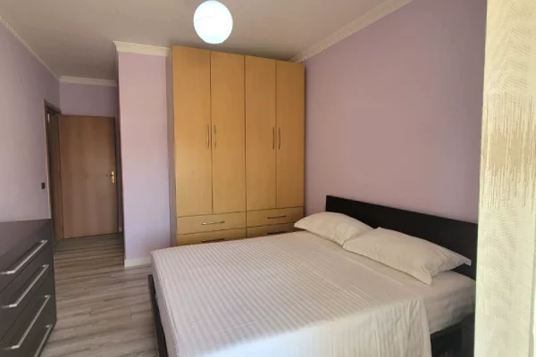 Shtepi me qera Apartament ne Tirane, 2+1, Mobilimi E mobiluar, Pagesa 897  Euro.