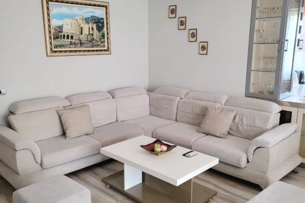 Shtepi me qera Apartament ne Tirane, 2+1, Mobilimi E mobiluar, Pagesa 897  Euro.