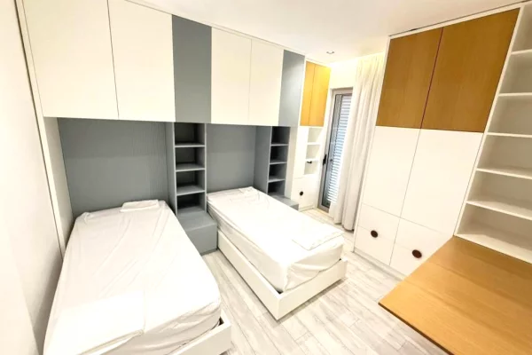 Shtepi me qera Apartament ne Tirane, 3+1, Mobilimi E mobiluar, Pagesa 1,347  Euro.