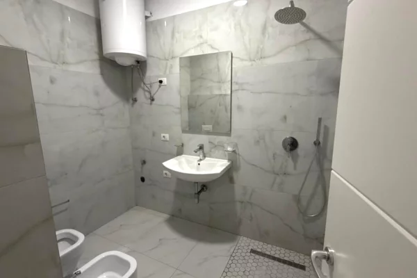 Shtepi me qera Apartament ne Tirane, 2+1, Mobilimi Bosh, pa mobiluar, Pagesa 850  Euro.