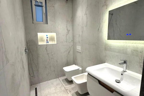 Ambient biznesi me qera 3+1 ne Tirane - 1,997 Euro