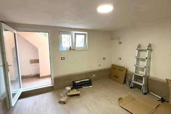 Ambient biznesi me qera 3+1 ne Tirane - 1,997 Euro