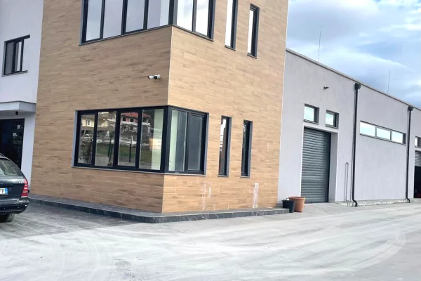 Ambient biznesi me qera 4+1 ne Tirane - 1,097 Euro