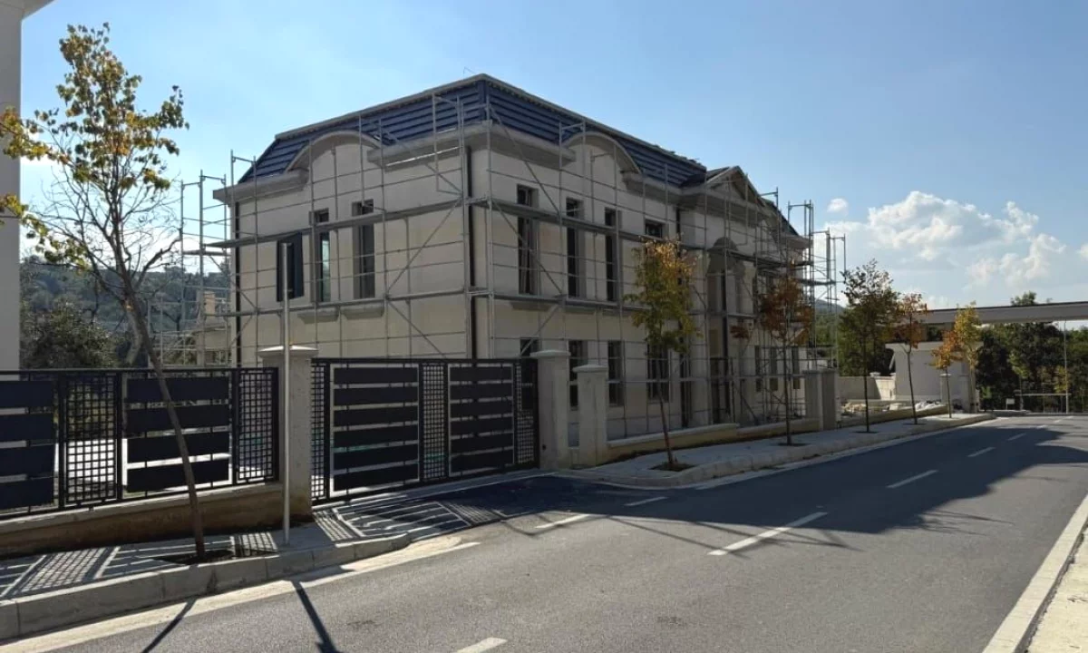 Luxury villas for sale in Tirana 5+1, Emty