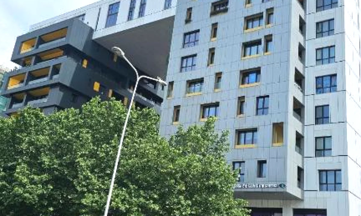 🚗 MAGAZINE / HAPESIRE PER POSTE PARKIMI – Square 21 Rruga e Kavajes