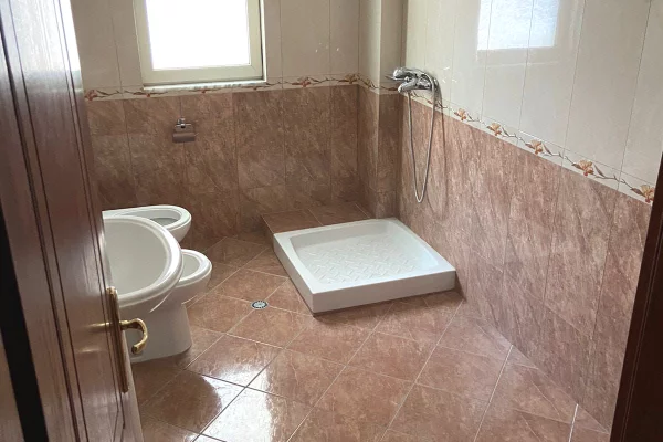 Ambient biznesi me qera 3+1 ne Tirane - 997 Euro