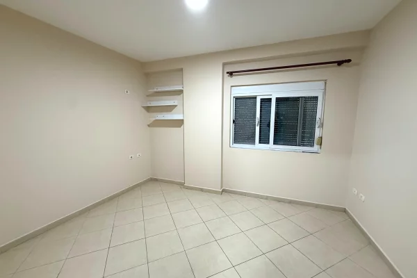 Shtepi me qera Apartament ne Tirane, 2+1, Mobilimi Bosh, pa mobiluar, Pagesa 497  Euro.