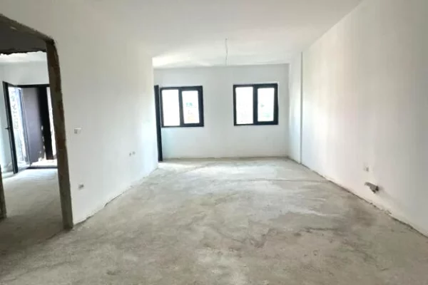 Shtepi ne shitje Apartament ne Tirane, 1+1, Mobilimi Bosh, pa mobiluar, Pagesa 170,000  Euro.