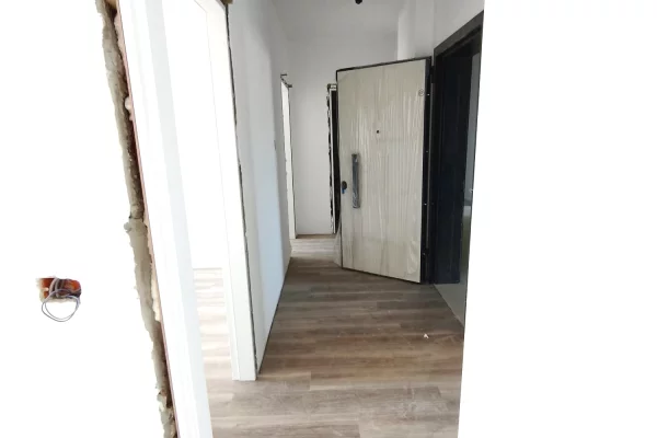 Shtepi ne shitje Apartament ne Tirane, 2+1, Mobilimi Bosh, pa mobiluar, Pagesa 102,995  Euro.
