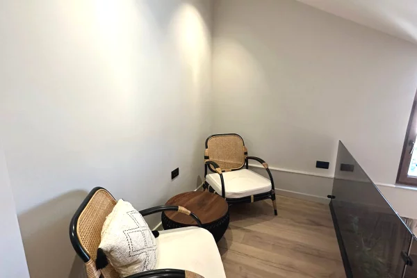 Shtepi me qera Apartament ne Tirane, 3+1, Mobilimi E mobiluar, Pagesa 1,797  Euro.