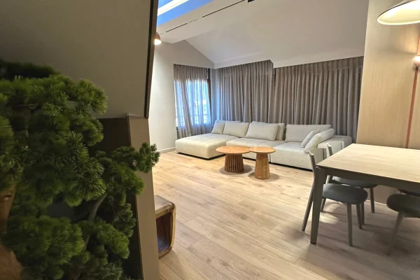 Shtepi me qera Apartament ne Tirane, 3+1, Mobilimi E mobiluar, Pagesa 1,797  Euro.