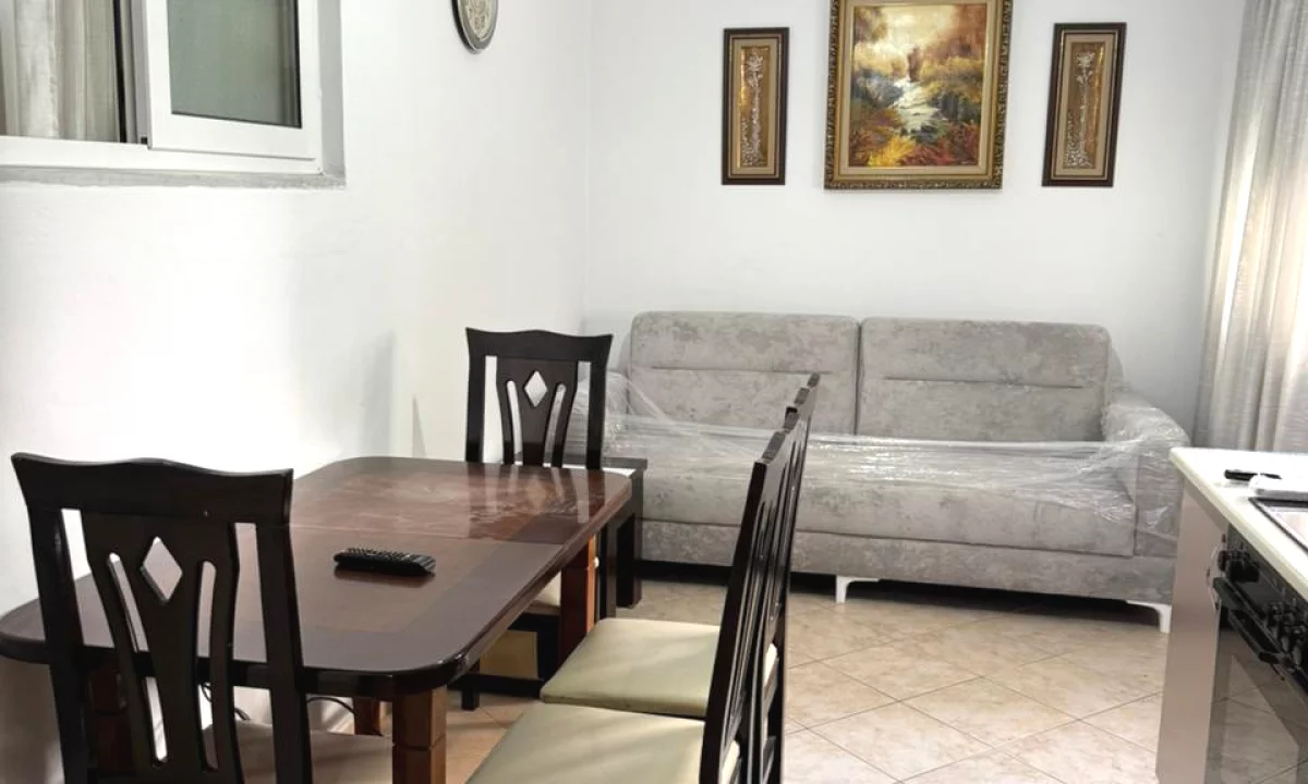 Shtepi me qera Apartament ne Tirane, 1+1, Mobilimi E mobiluar, Pagesa 499  Euro.