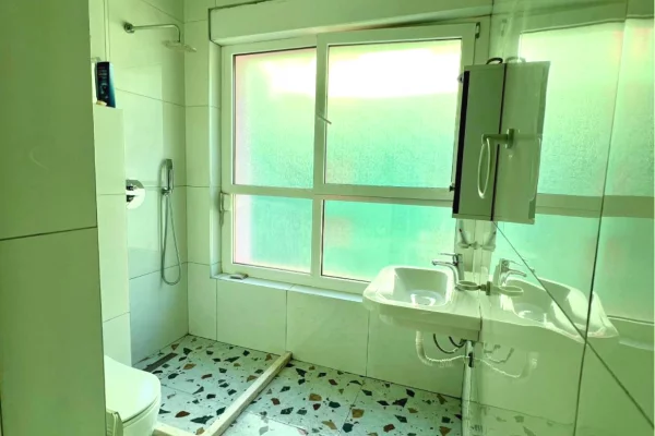 Shtepi ne shitje Apartament ne Tirane, 2+1, Mobilimi E mobiluar, Pagesa 128,740  Euro.