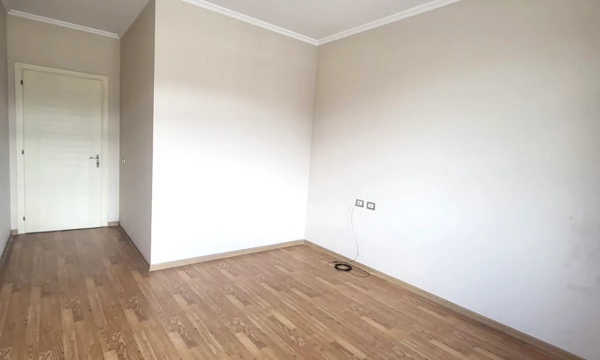 🏢✨ Ambient Zyrash me Qira ne Astir – Buze Rruges Kryesore 🔥