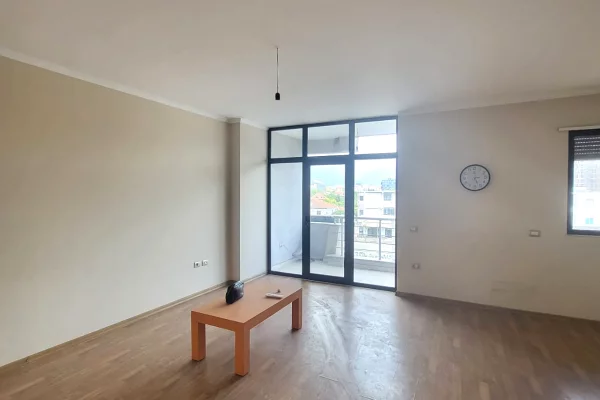 🏢✨ Ambient Zyrash me Qira ne Astir – Buze Rruges Kryesore 🔥