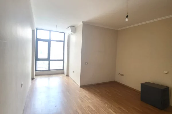 🏢✨ Ambient Zyrash me Qira ne Astir – Buze Rruges Kryesore 🔥