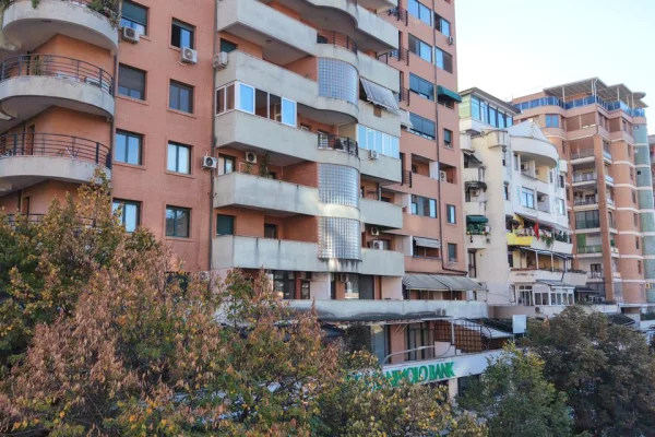 MUNDESI INVESTIMI Shitet Godine + Vile ne zonen e Bllokut.