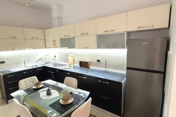 Shtepi me qera Apartament ne Tirane, 2+1, Mobilimi E mobiluar, Pagesa 647  Euro.