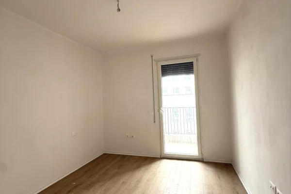 Shtepi ne shitje Apartament ne Tirane, 2+1, Mobilimi Bosh, pa mobiluar, Pagesa 213,997  Euro.