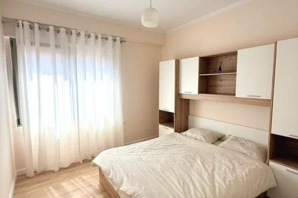 Shtepi me qera Apartament ne Tirane, 2+1, Mobilimi E mobiluar, Pagesa 1,000  Euro.
