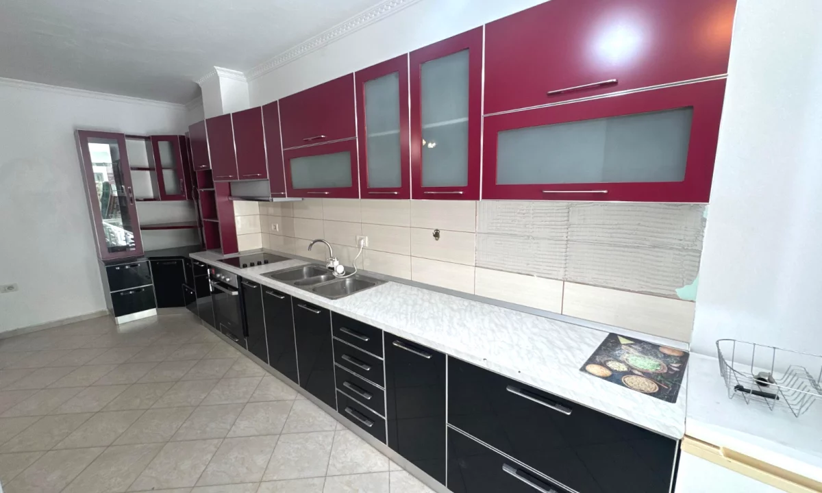 Shtepi ne shitje Apartament ne Tirane, 2+1, Mobilimi E mobiluar, Pagesa 144,997  Euro.