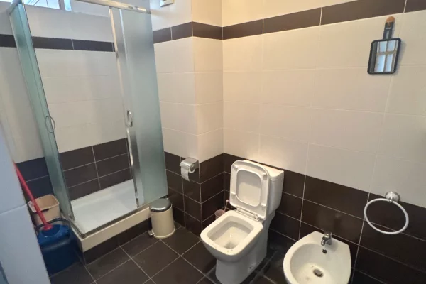 Shtepi ne shitje Apartament ne Tirane, 2+1, Mobilimi E mobiluar, Pagesa 144,997  Euro.