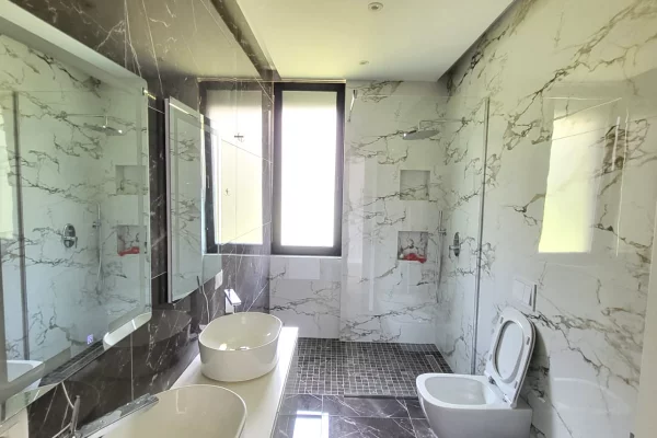 Shtepi me qera Vila Luksoze ne Tirane, 5+1, Mobilimi E mobiluar, Pagesa 3,497  Euro.