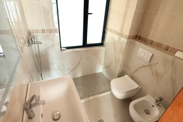 Shtepi ne shitje Apartament ne Tirane, 2+1, Mobilimi Bosh, pa mobiluar, Pagesa 239,997  Euro.