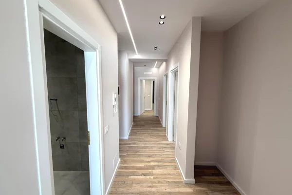 Ambient Zyre 3+1+2 + 3 poste parkimi me Qira tek Urban Gate – Astir​