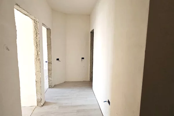 Shtepi ne shitje Apartament ne Tirane, 1+1, Mobilimi Bosh, pa mobiluar, Pagesa 112,320  Euro.
