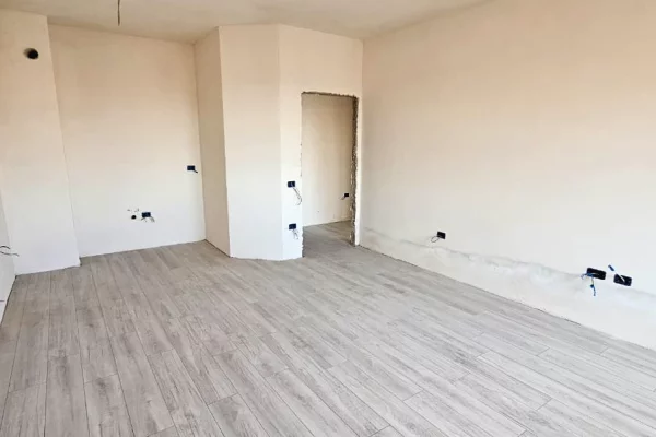 Shtepi ne shitje Apartament ne Tirane, 1+1, Mobilimi Bosh, pa mobiluar, Pagesa 112,320  Euro.
