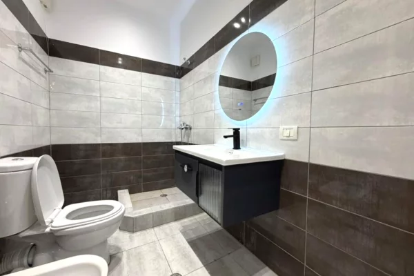 Shtepi ne shitje Apartament ne Tirane, 1+1, Mobilimi E mobiluar, Pagesa 119,997  Euro.