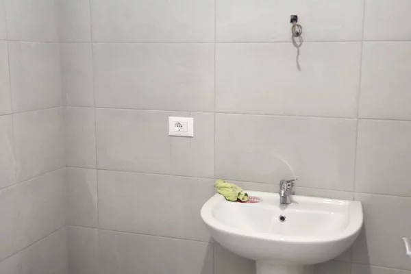 Shtepi ne shitje Apartament ne Tirane, 2+1, Mobilimi Bosh, pa mobiluar, Pagesa 320,000  Euro.
