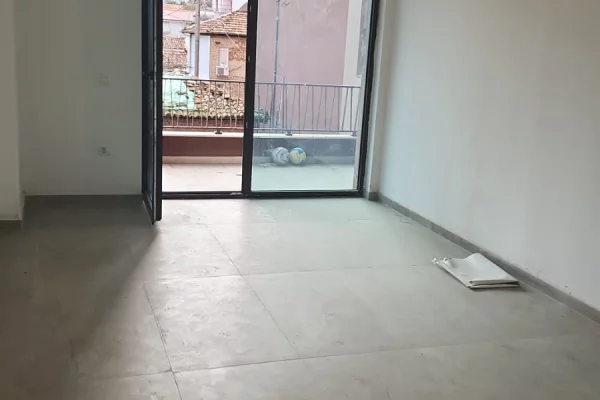 Shtepi ne shitje Apartament ne Tirane, 2+1, Mobilimi Bosh, pa mobiluar, Pagesa 320,000  Euro.