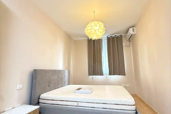 Shtepi me qera Papafingo(kati i catise) ne Tirane, 2+1, Mobilimi E mobiluar, Pagesa 72,000  Leke.